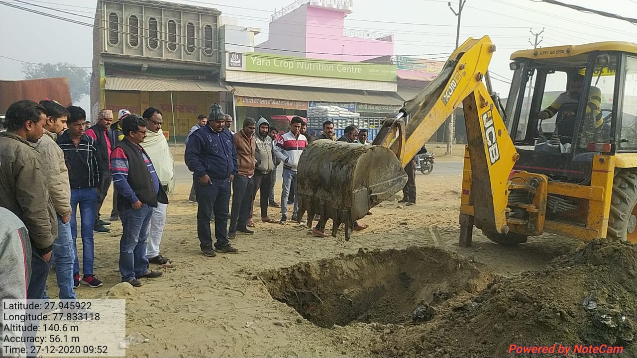 नगर पालिका द्वारा ब्लाक कालोनी के आगे नाले का निर्माण कराया शुरु