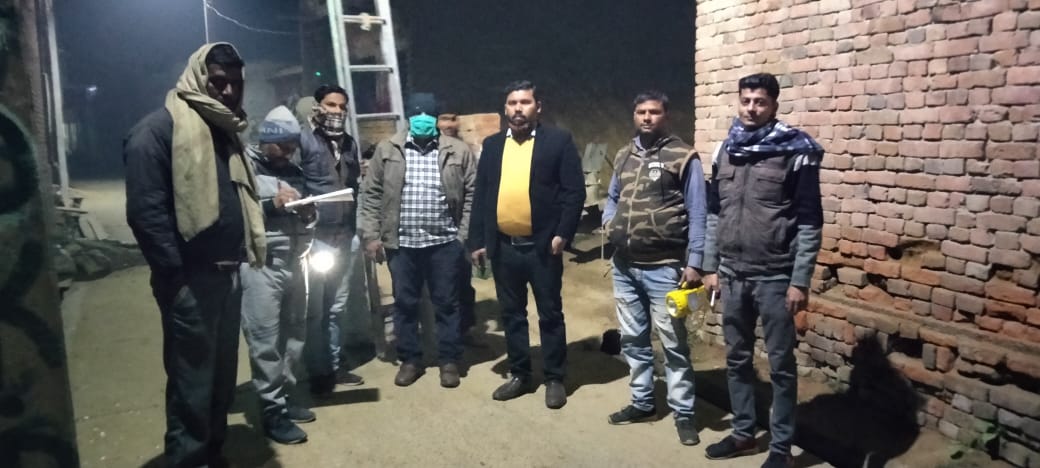 35 लोगो के खिलाफ विद्युत चोरी में एफआईआर, अवैध केबिल काटे ! फोटो 104 विद्युत चोरी की चेकिंग करते हुए l