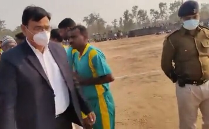 फुचबॉल मैच का उद्घाटन जिला पदाधिकारी ने विधिवत किया