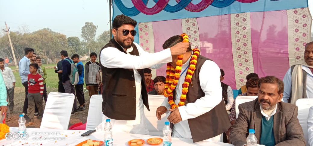 श्री राम रेखा सिंह इंटर कॉलेज के मैदान पर आयोजित आजाद ग्रामीण क्रिकेट प्रतियोगिता के उद्धघाटन में बतौर मुख्य अतिथि फीता काटकर खिलाड़ियों से परिचय प्राप