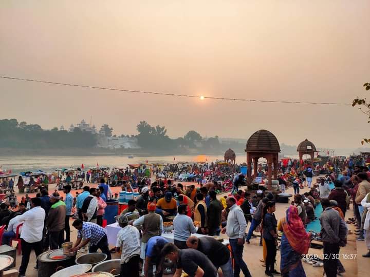 माँ नर्मदा को बचाने समर्थ भैयाजी सरकार के सत्याग्रह समर्थन में हजारों की संख्या में निकले भक्त