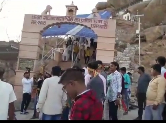 गजन माता पहाड़ी पर परिहार परिवार की ओर से ध्वजारोहण किया