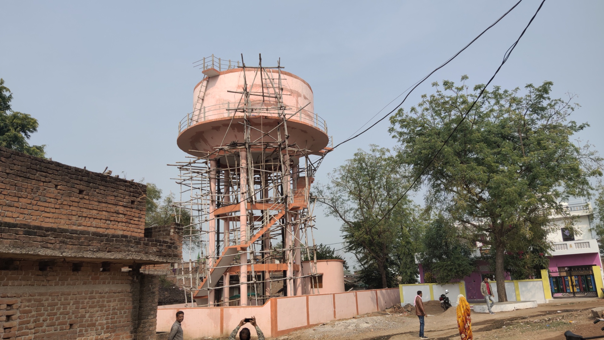 नवनिर्मित पानी की टंकी का घटिया निर्माण । टंकी से रिसते पानी की धार खुद बयां कर रही घटिया निर्माण की कहानी।
