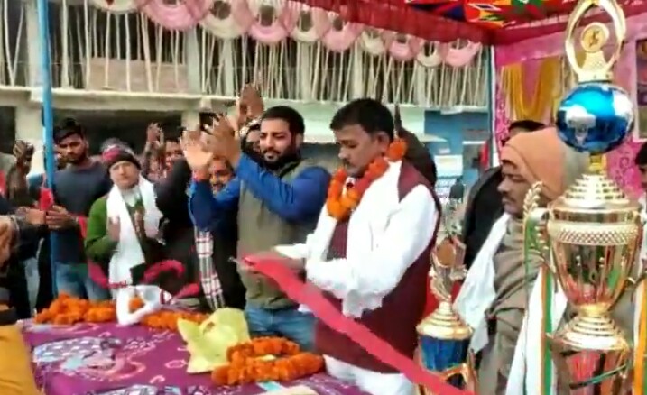 क्रिकेट टूर्नामेंट में ढोकहारा और हेलारपुर टीम बना विजेता