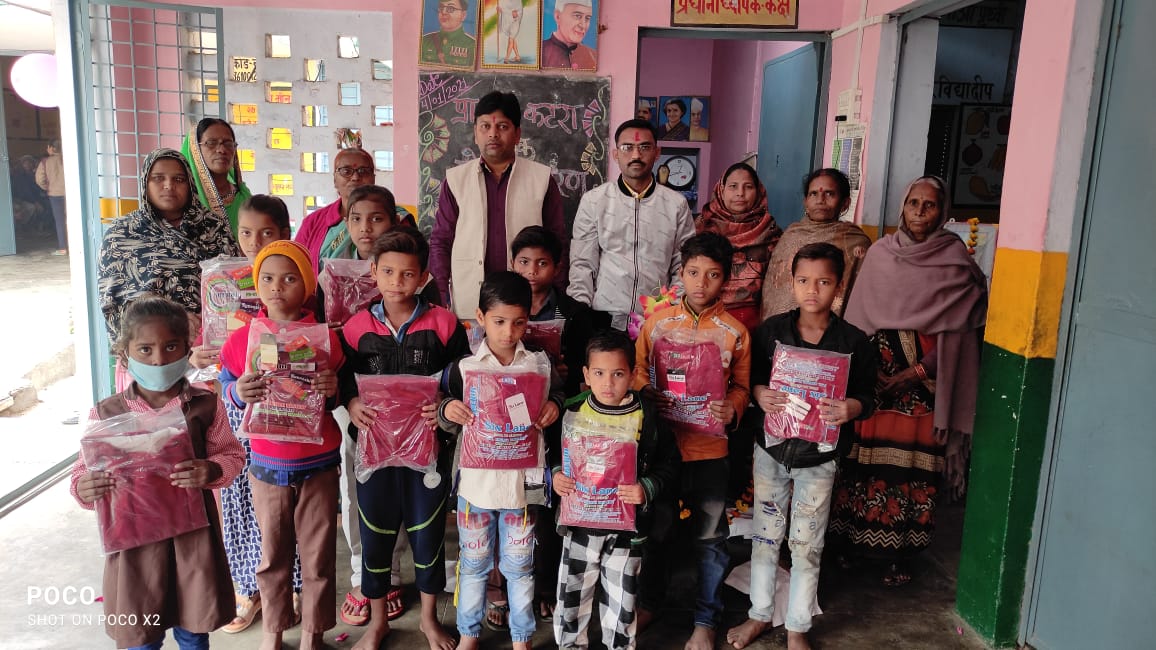 प्राथमिक विद्यालय कटरा बालक एवं गढ़धूरियागंज में संयुक्त रुप से सर्व शिक्षा अभियान के अंतर्गत अध्ययनरत बच्चों को स्वेटर वितरण किये गए 