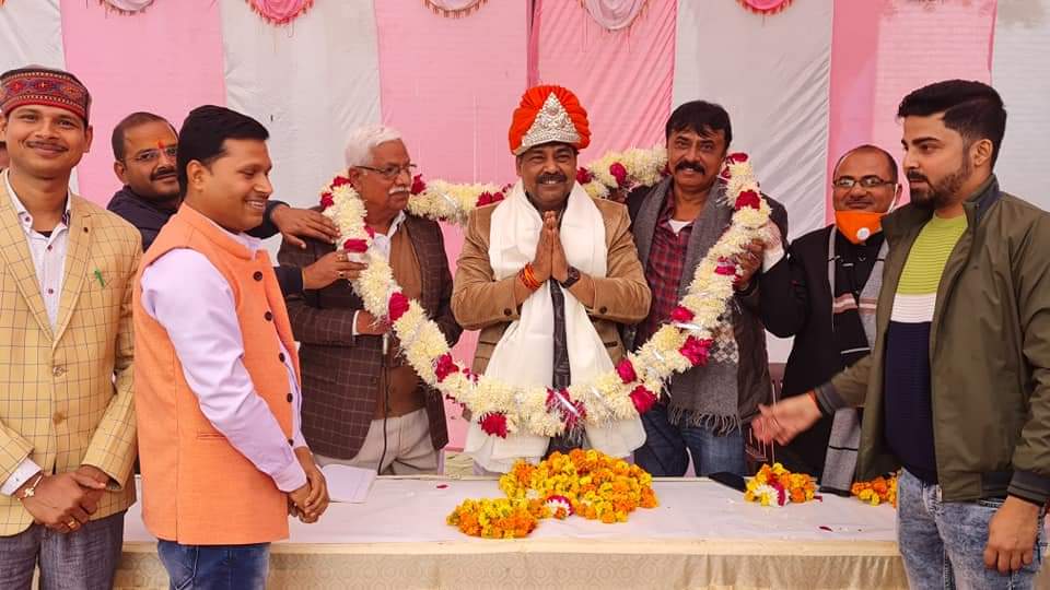 सदर विधायक पंकज गुप्ता को चांदी का मुकुट पहना कर किया सम्मानित