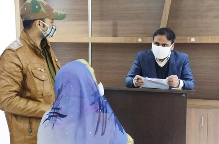 कलेक्टर समस्याओं का निराकरण करते हुए।
