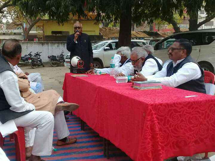 काले कानून को खत्म करने के लिए कांग्रेस पार्टी बैठक करके रणनीति बनाती हुई।