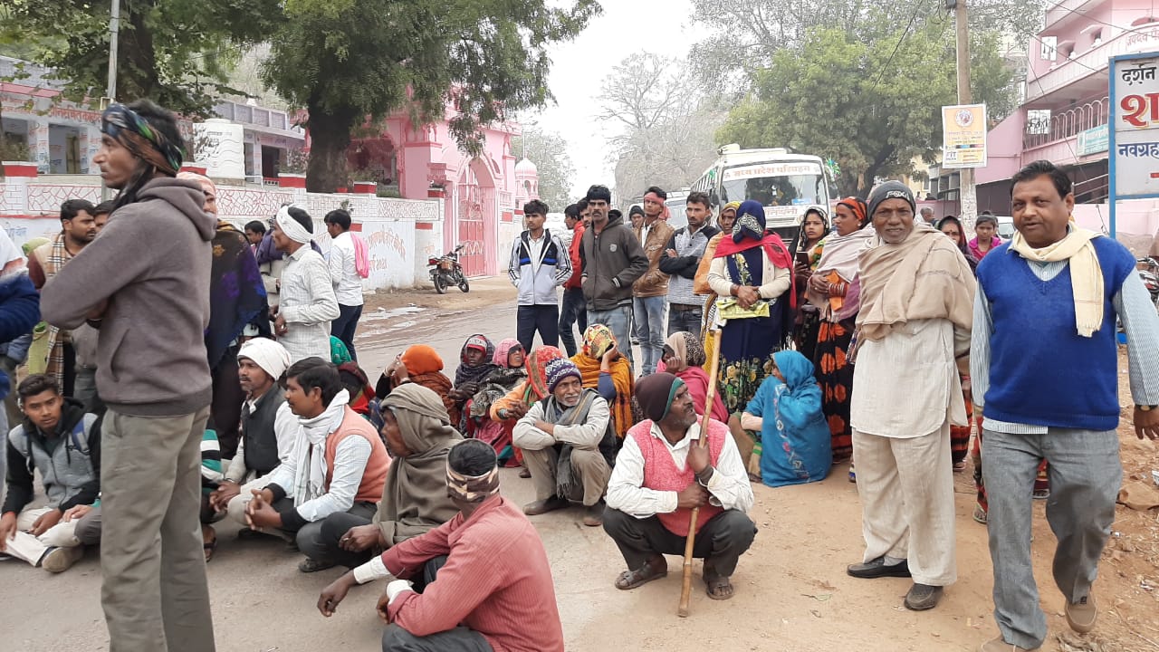लाइनमैन के द्वारा सप्लाई बंद किए बगैर युवक को विजली खंभे पर चढ़ाया । युवक की हालत गंभीर। गंभीर हालत में किया गया ग्वालियर रेफर।