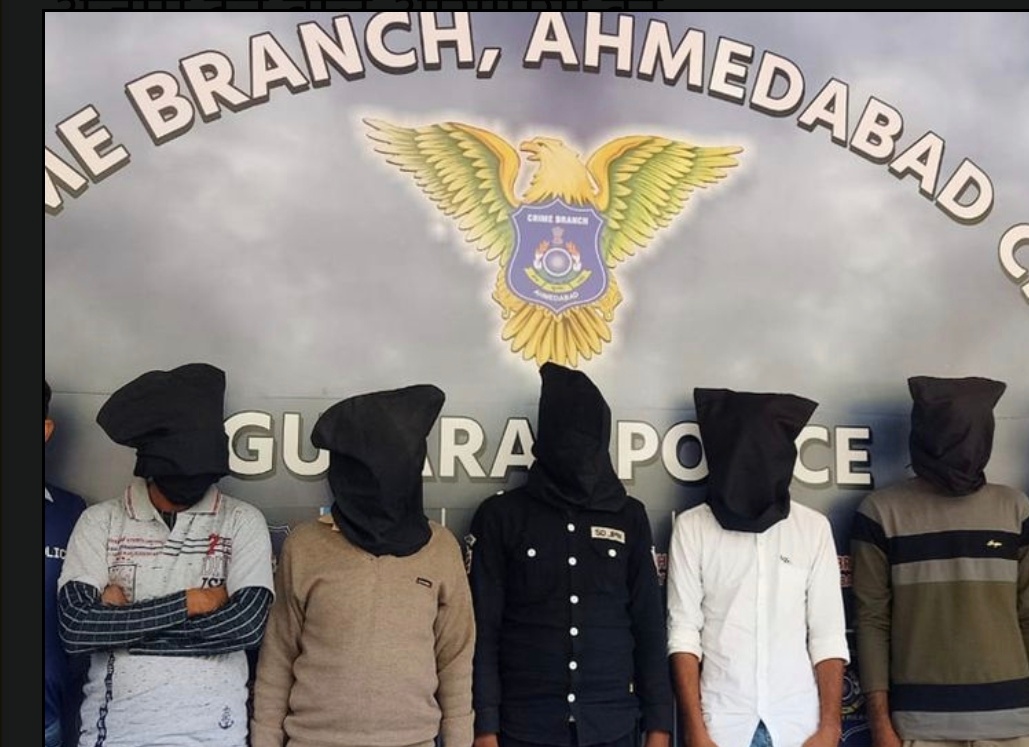 अहमदाबाद शहर के ठक्कर बापा नगर और निकोल इलाके में लूट की घटना को अंजाम देने वाले आरोपियों को अहमदाबाद क्राइम ब्रांच ने गिरफ्तार किया।