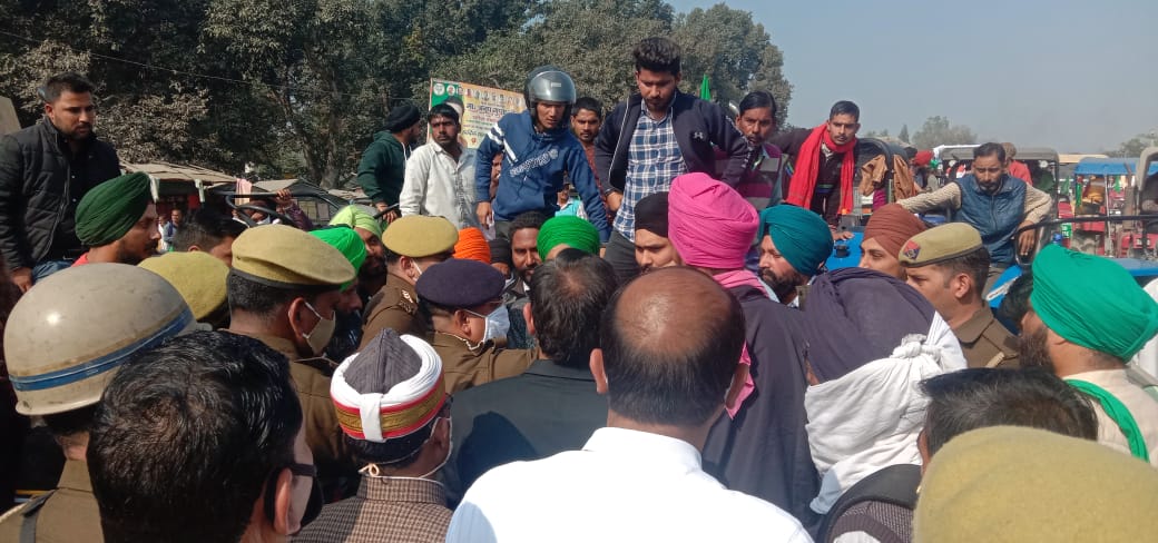 किसानों ने निकाली ट्रैक्टर परेड, पुलिस को हटानी पड़ी नाकेबंदी 