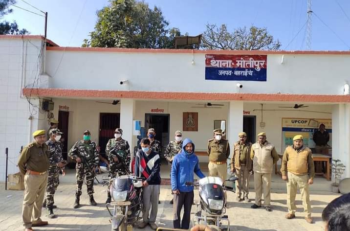मोती पुर पुलिस के साथ लगि बड़ी तशक्ररी का सामान 6.400 कि0 ग्राम गाजा और दो मोटरसाइकिल हाथ लगी