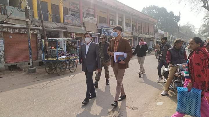 कलेक्टर ने पैदल पहुंचकर किया छतरपुर नगरपालिका का आकस्मिक निरीक्षण ल