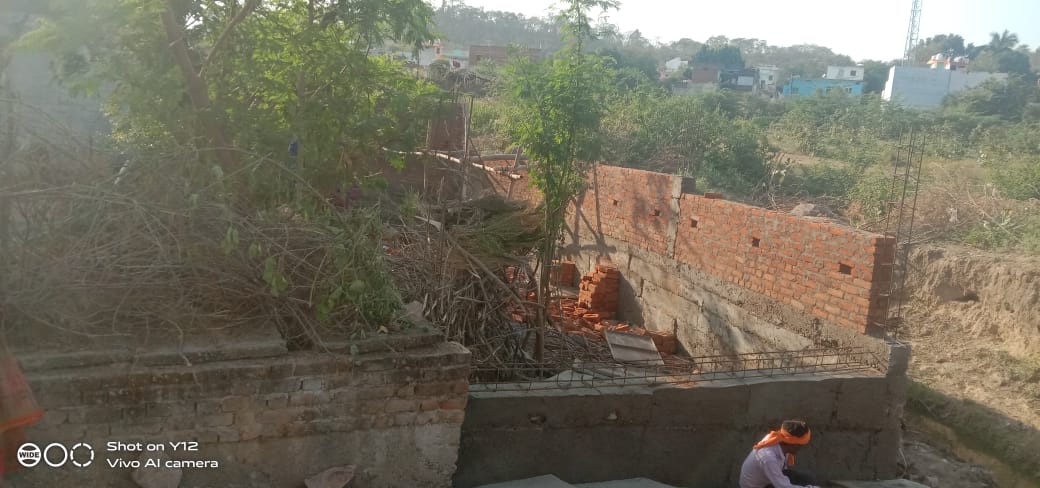 दबंग ने सरकारी नाली पर बनाया मकान, प्रशासनिक अधिकारी मौन।