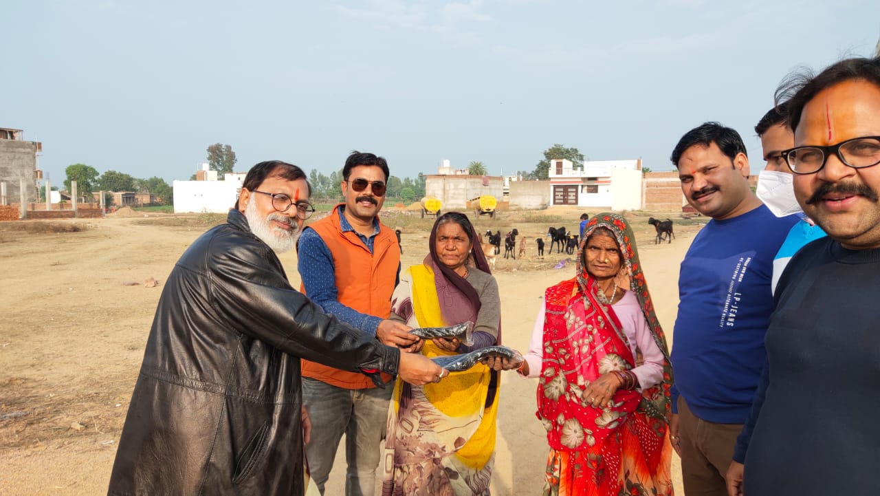 नगर के नवोदय विद्यालय में पदस्थ समाजसेवी पी०के० गुप्ता ने पूज्य पिताजी की पुण्य तिथि पर मोजे कपड़े बांटे।