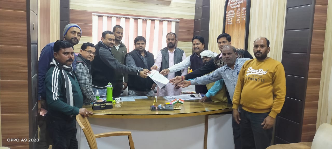 नौगांव मेला लगाए जाने की माँग को लेकर सौंपा ज्ञापन।