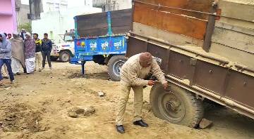 बजरी के अवैध वाहनों पर देखने को मिली पुलिस की अनोखी कार्यवाही, मात्र औपचारिकता पूरी कर बिना एक्शन के छोड़ी 5 ट्रैक्टर- ट्रालियां