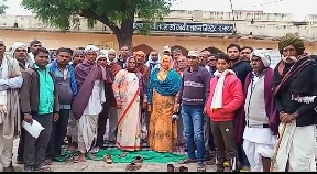खंडार तहसील परिसर में पांचवें दिन भी जारी रहा धरना, भू- माफियाओं के खिलाफ प्रशासन द्वारा उचित कार्यवाही  नहीं होने के कारण धरना स्थल पर डटे रहे  प्रदर्शनक