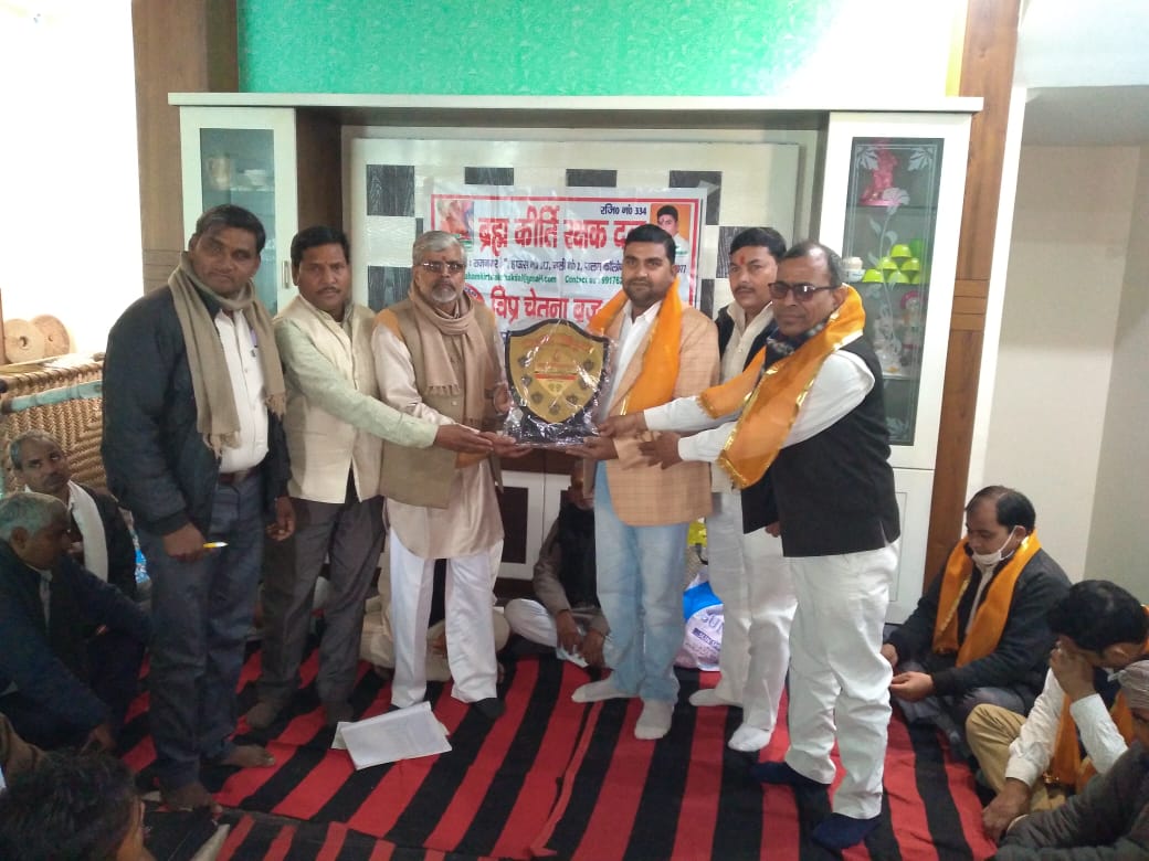 पं खेमचंद मिश्र बने ब्रह्म कीर्ति रक्षक दल के राष्ट्रीय संयोजक  वृन्दावन महाकुंभ में परशुराम अखाड़े लगाएगा ब्राह्मण समाज