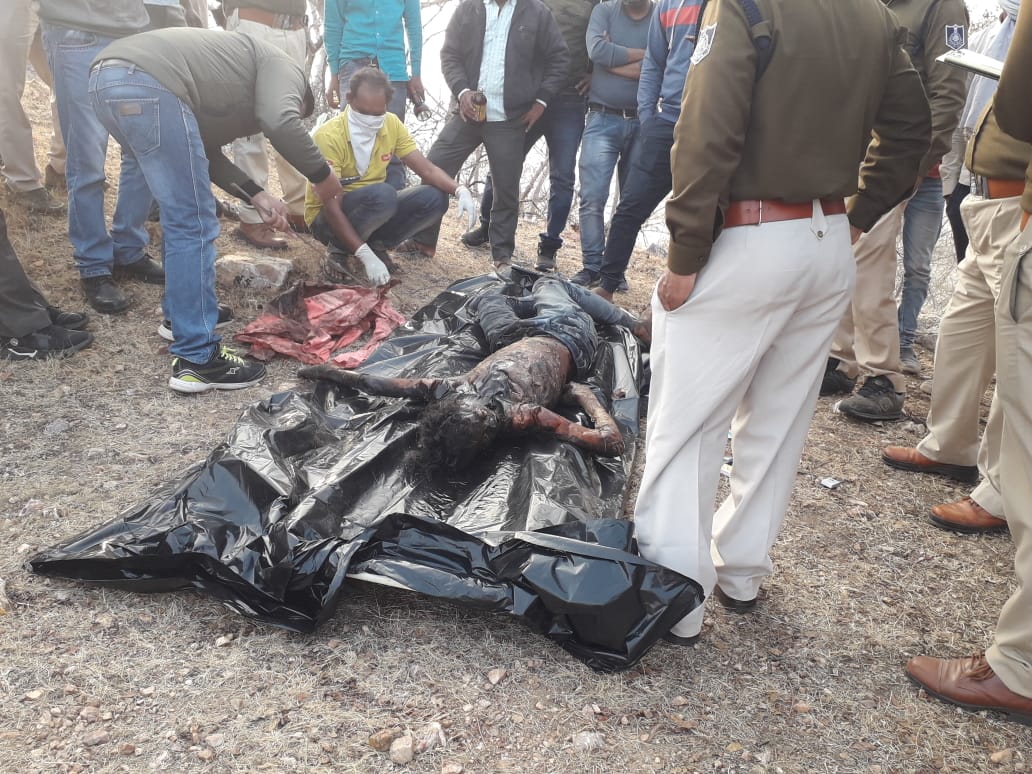 अधजले छात्र का शव मिला।