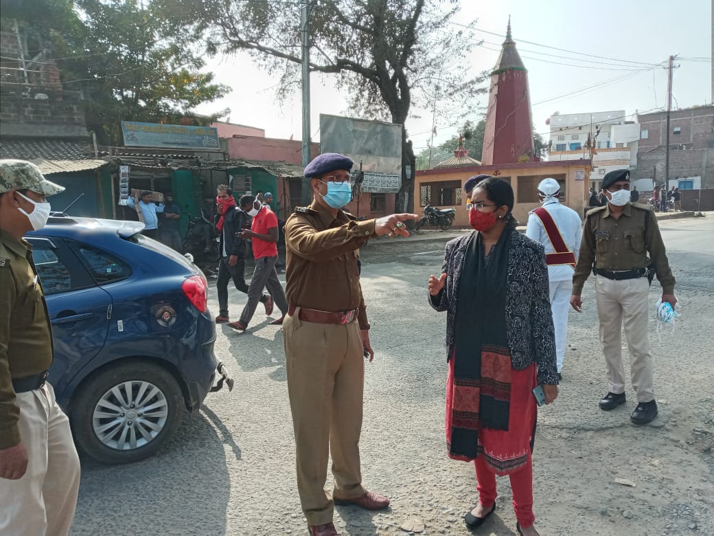जिले में चला मास्क जांच अभियान,डीएम को देखते ही चेहरे पर लगाया मास्क