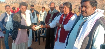 पूर्व विधायक गुर्जर ने आगजनी से पीड़ित परिवार को बंधाया ढाढ़स, दी आर्थिक सहायता