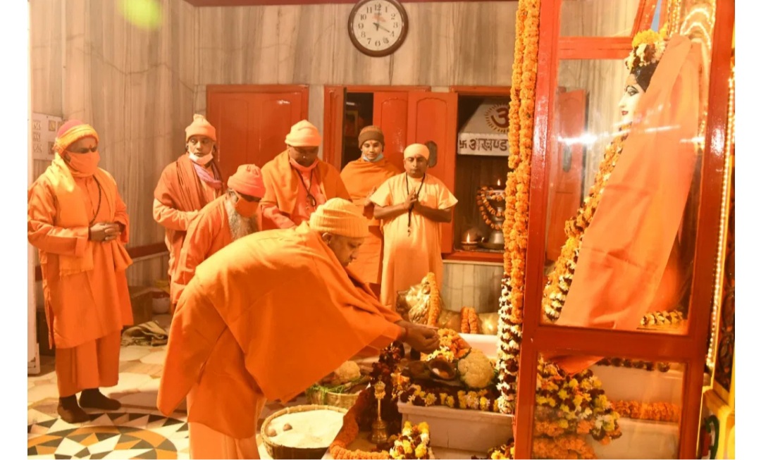मुख्यमंत्री योगी आदित्यनाथ ने बाबा गोरखनाथ को चढ़ाई खिचड़ी