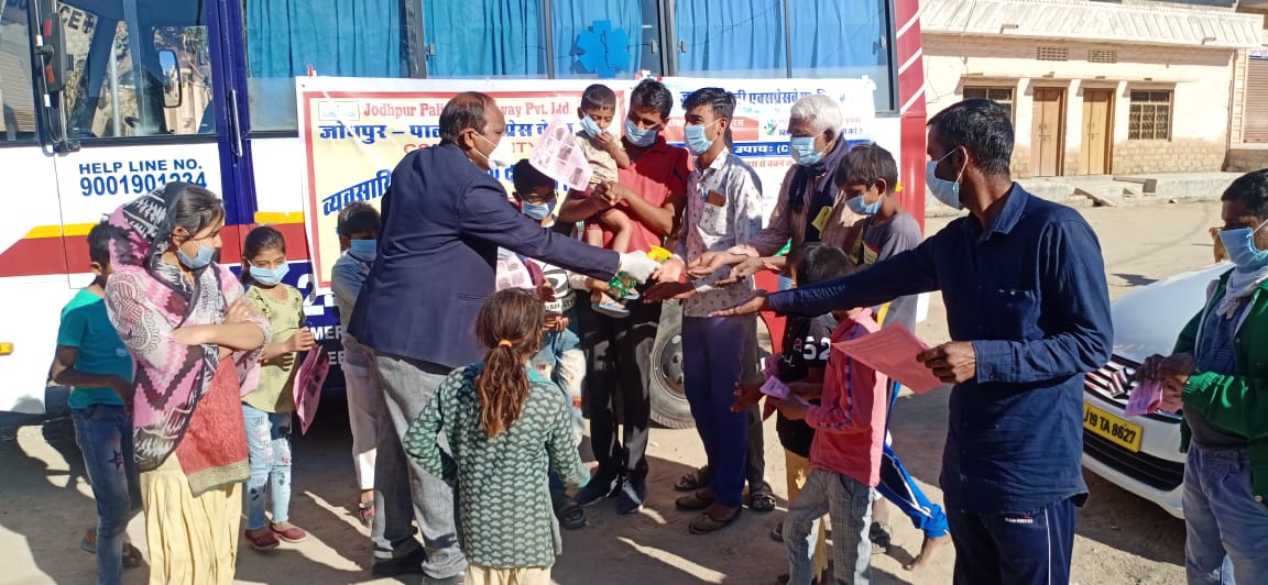गाजन गढ़ टोल के द्वारा रोजाना 2000 से ज्यादा मार्क्स वितरित किए जा रहे हैं