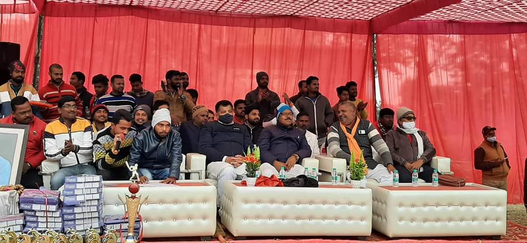 कैनवास पर क्रिकेट प्रतियोगिता में गोरखपुर के ग्रामीण विधायक विपिन सिंह ने किया खिलाड़ियों को सम्मानित किया