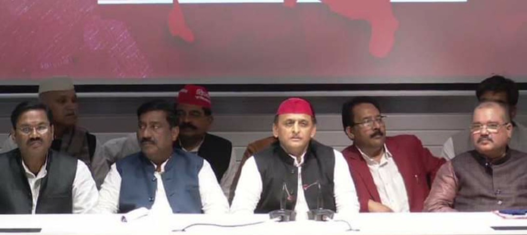 बसपा को लगा एक और झटका महापौर पत्नी के साथ सपा में शामिल हुए मायावती के करीबी