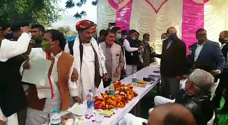 नगर परिषद आयुक्त पर भ्रष्टाचार के आरोपों को लेकर आपस में भिड़े कांग्रेसी 