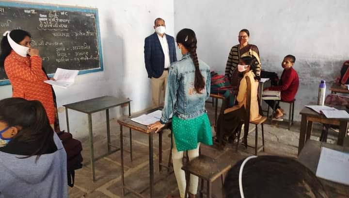 कलेक्टर ने स्कूल पहुंचकर किया बालकों से संवाद, स्कूल संचालन में एसओपी की पालना एवं जरूरी सुरक्षा उपायों के संबंध में दिया संबलन