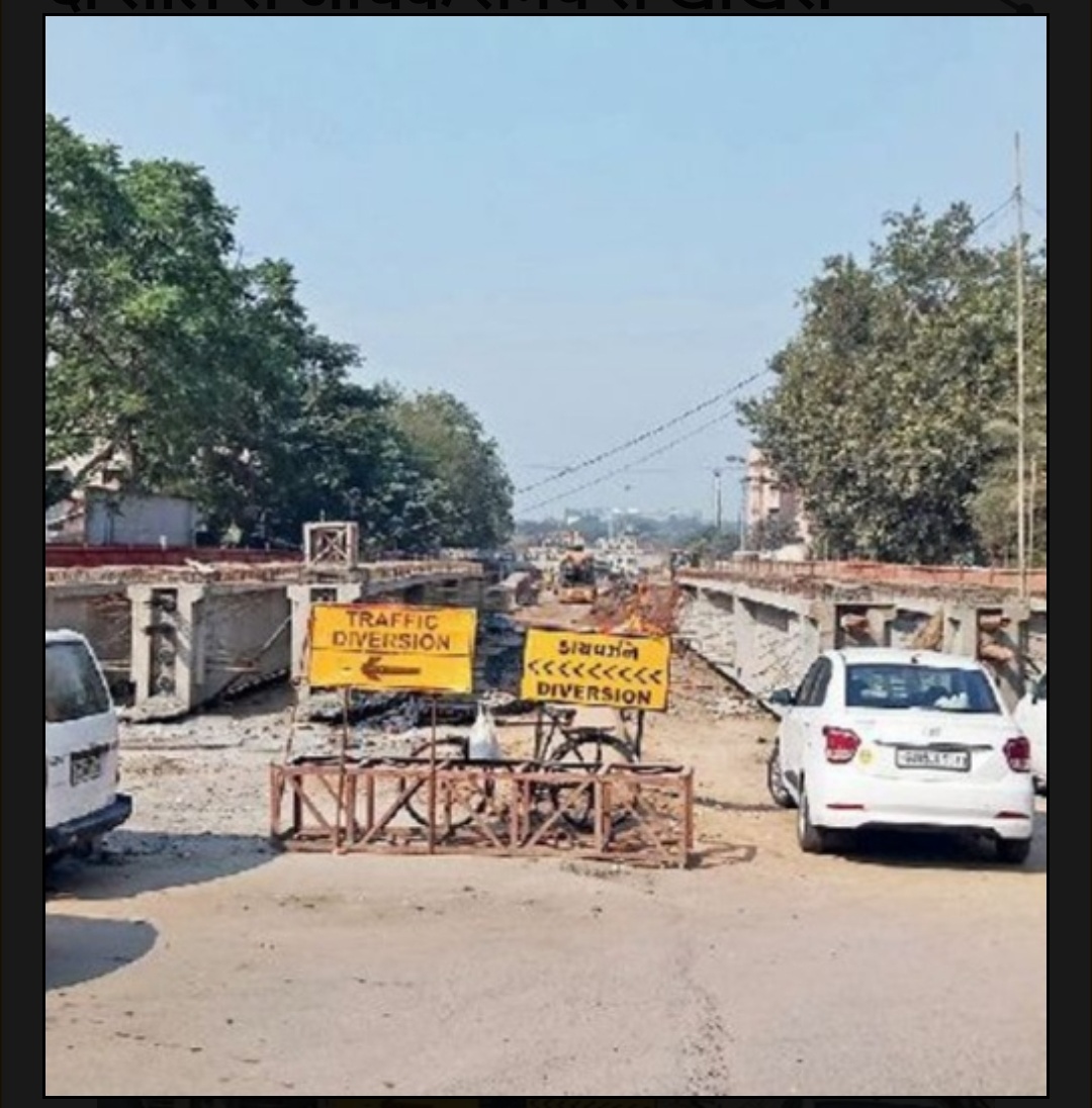दो साल से अधिक समय से खोखरा पुल पूरा नहीं होने के कारण एलजी अस्पताल के पास नाथलाल झगड़ा फ्लाईओवर ब्रिज पर वाहनों का भार बढ़ गया है।
