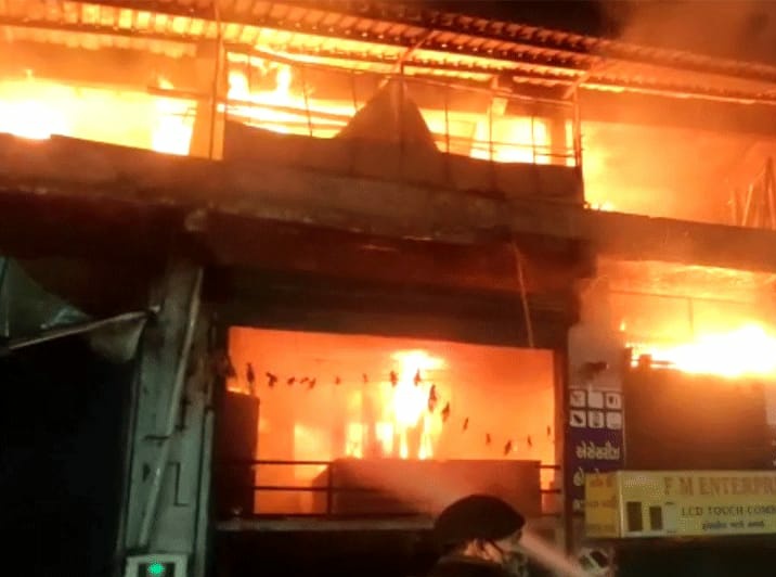 BREAKING: अहमदाबाद: गोता में फर्नीचर गोदाम में आग, घटनास्थल पर 12 फायर ट्रक