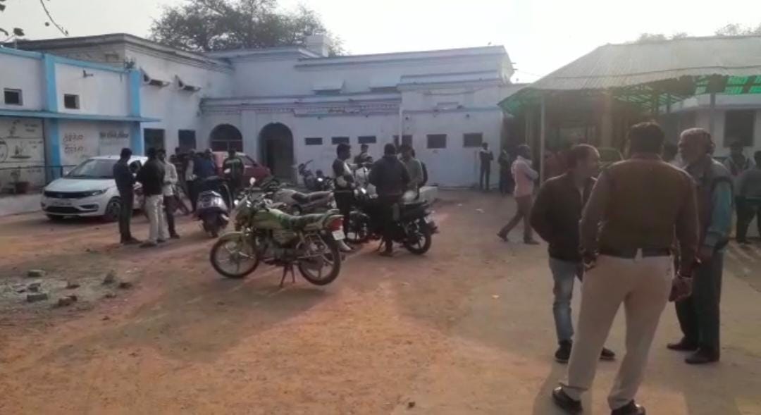 अज्ञात कारणों के चलते महिला ने लगाई फांसी, वही परिजनों ने महिला के साथ ससुराल पक्ष द्वारा प्रताड़ित करने के लगाए आरोप।