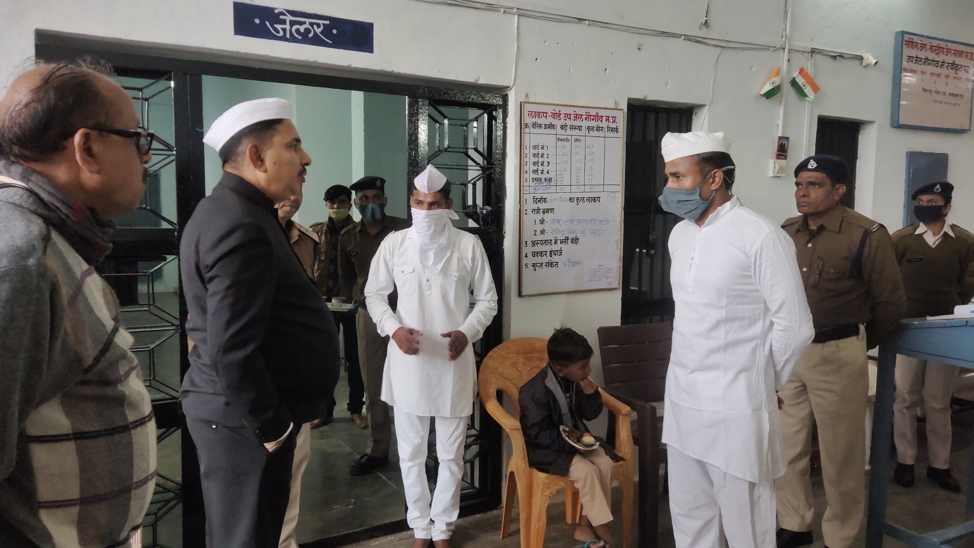 72 वें गणतंत्र दिवस पर हुआ ध्वजारोहण। गणतंत्र दिवस पर एसडीएम विनय द्विवेदी ने कैदियों की 15 दिनों की सजा की माफ की अनुशंसा।