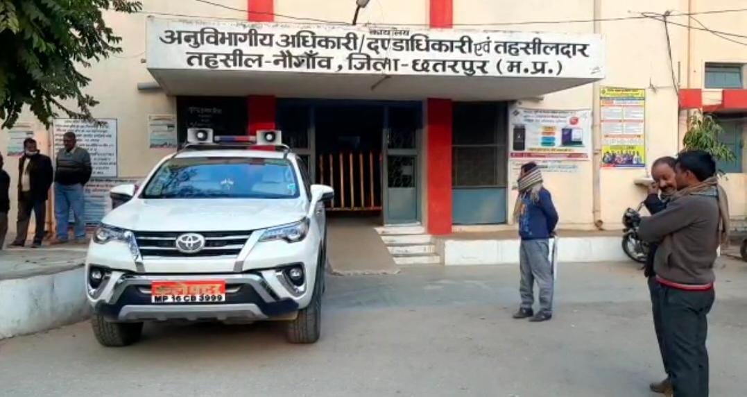   कलेक्टर शीलेंद्र सिंह का नौगॉव तहसील का औचक निरीक्षण।