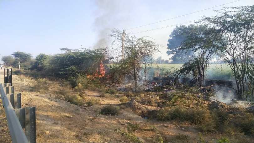 खेते की बाड में आग लगने से बाड जलकर हुई राख कोई हानी नही 