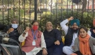ट्रैक्टर ब्रेड पर गलत पोस्ट करने के मामले में कांग्रेस नेता शशि थरूर और कई पत्रकारों पर केस दर्ज