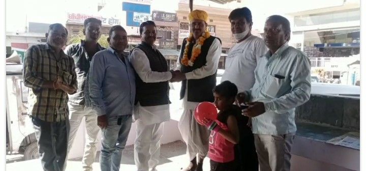 रोहट  में फोर व्हीलर टैक्सी यूनिट ने उपप्रधान व स्थानीय सरपंच का किया बहुमान