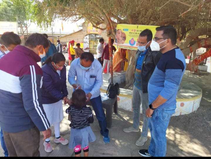 प्लस पोलियो अभियान के तहत ओम बन्ना धाम चोटिला में कैंप लगाकर 0से 5 वर्ष के बच्चों को पोलियो की दवा पिलाई गई