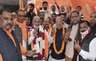 अध्यक्षता में लखनऊ पार्क रोड स्थित शिक्षा निदेशक माध्यमिक के कार्यालय पर धरना
