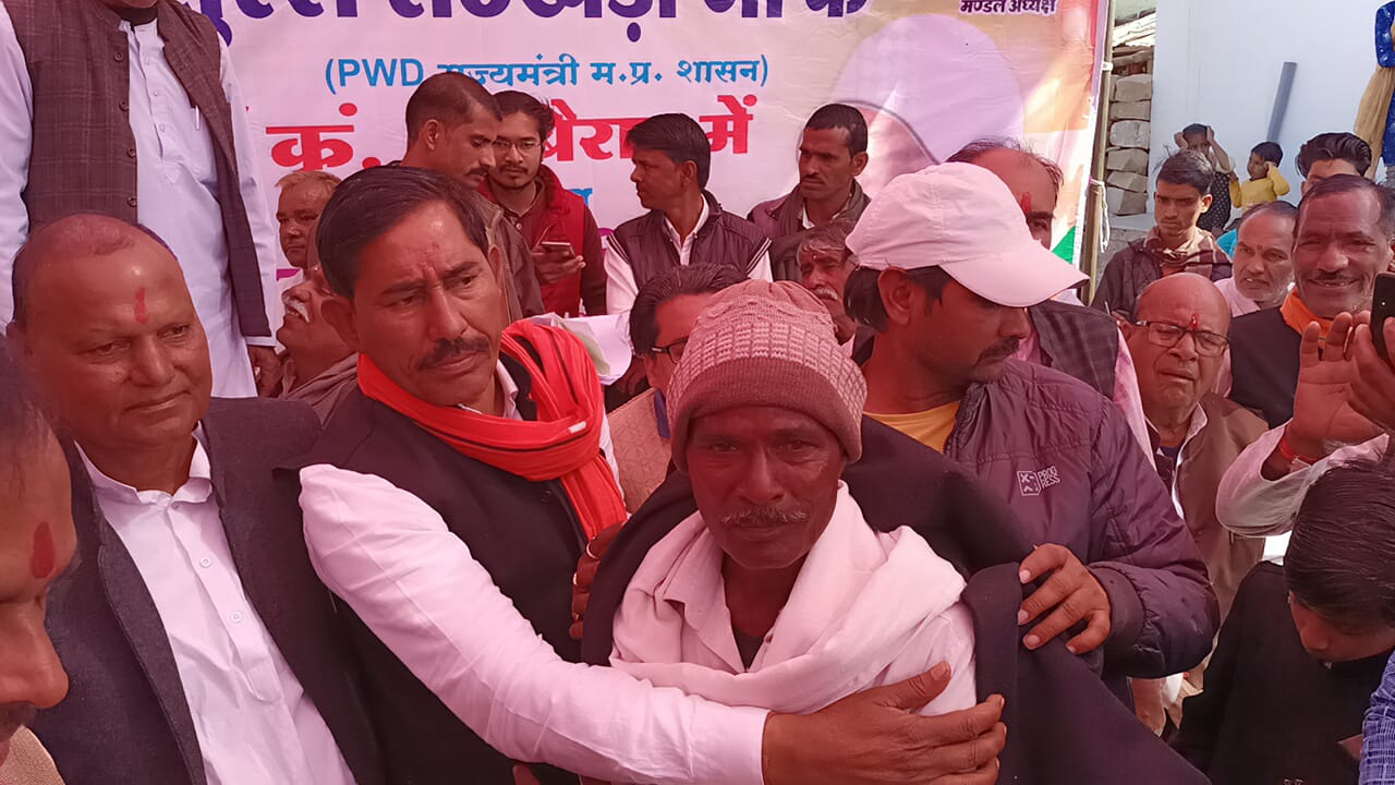 बेराड़  पीडब्ल्यूडी राज्यमंत्री सुरेश राठखेड़ा ने जरूरतमंदों को बांटे कंबल