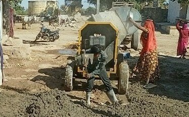 ग्राम पंचायत खारडा की गजन गढ़ में पीसीसी व सीसी का कार्य जोरों से चल रहा