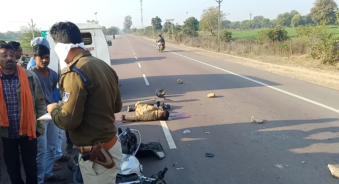 तेज रफ्तार ट्रक ने मारी बाइक को टक्कर।