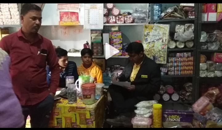 किराना दुकान पर मिलने वाले मिष्ठान के लड्डू पेडे के नाम पर बच्चों को खिलाया जा रहा मीठा जहर। खाद्य विभाग को छापेमार कारवाही।
