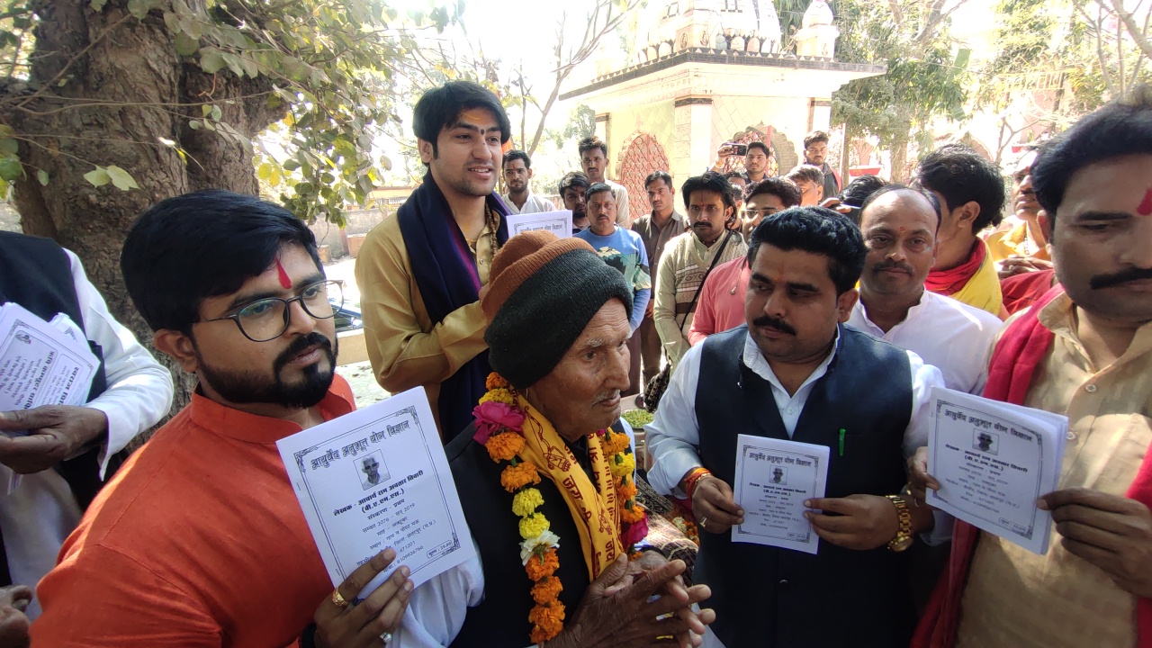 मऊ कहानियां स्थित खंदिया सरकार मंदिर पर आचार्य राम अवतार तिवारी द्वारा लिखित "आयुर्वेद अनुभूत योग विज्ञान"। पुस्तक का किया गया विमोचन
