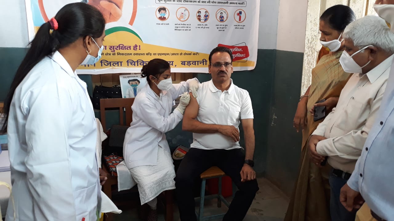 कलेक्टर ने अधिकारियों के साथ पहुंचकर लगवाया कोरोना वैक्सीन 