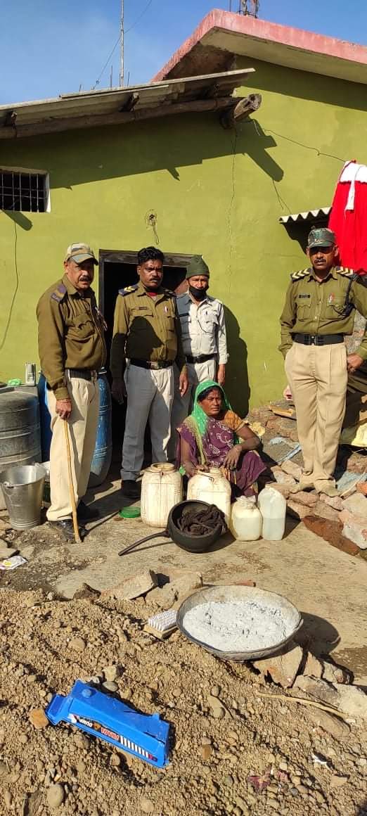 चार सौ किलो महुआ लाहन और अठारह लीटर हाथ भट्टी बरामद