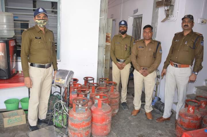 अवैध रूप से घरेलू सिलेण्डर से वाहनो मेें एलपीजी गैस भरने वाले 2 आरोपी गिरफ्तार*
